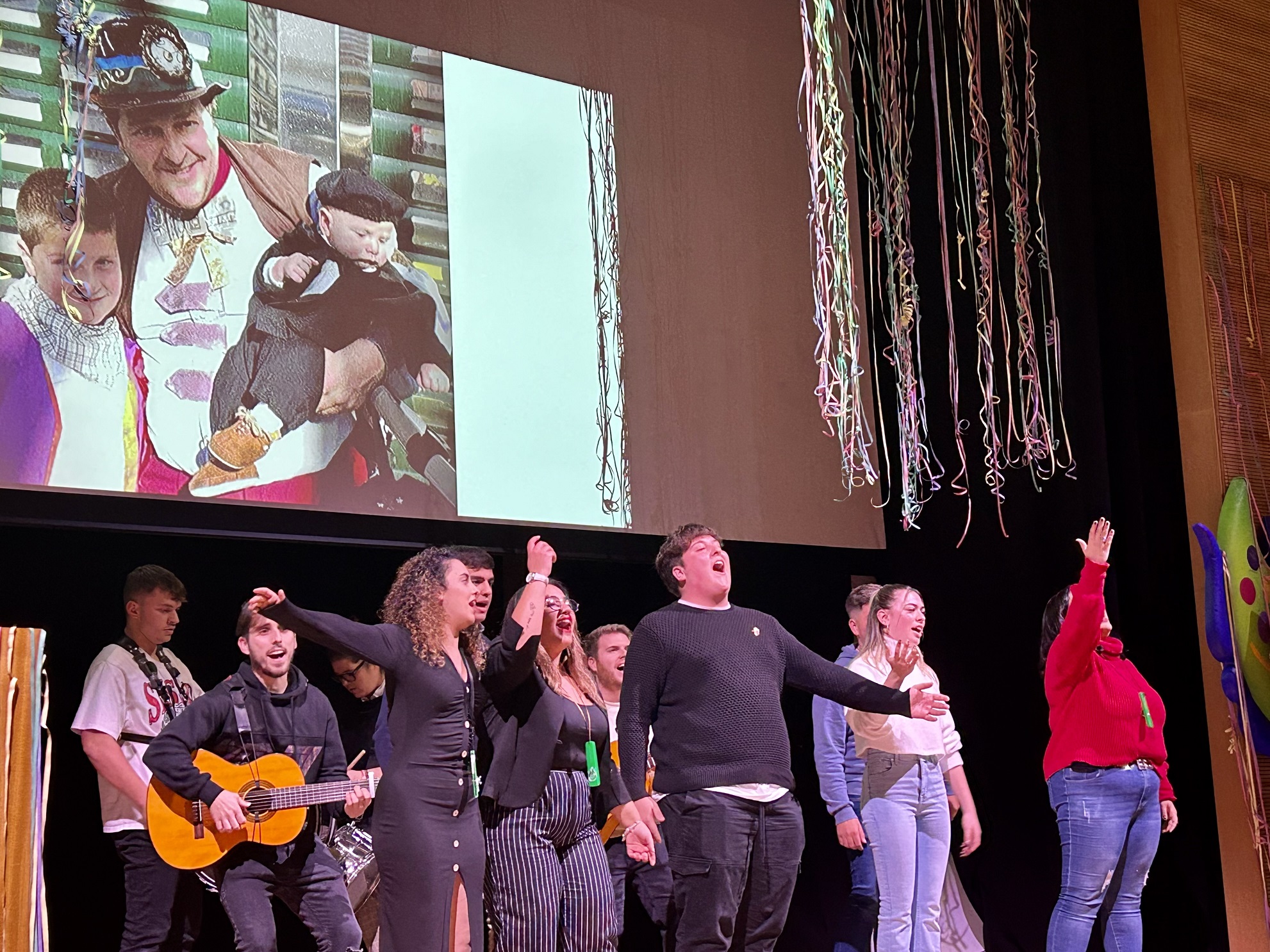 Se entregó la Máscara de Oro a título póstumo a Jaime Ramos, distinción que recogieron sus hijos. La chirigota ‘The animals: El documental’, agrupación de la que forma parte su hijo mayor, rindió homenaje a Jaime Ramos dedicándole un pasodoble.