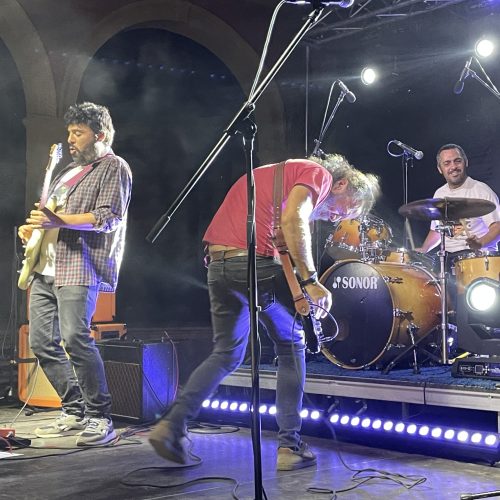 Bourbon tocó en directo su nuevo disco en los jardines del Palacio Municipal