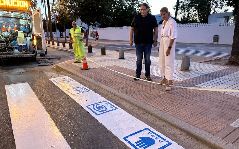 Paseos de peatones con pictogramas en los centros escolares