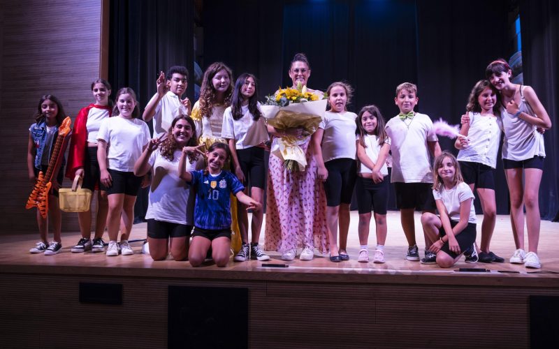 La compañía de teatro ‘Por mi chápiro verde’ culmina el curso en el auditorio